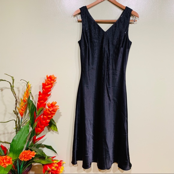 Amanda Smith Dresses & Skirts - Amanda Smith Midi Fitted & Flowy  bottom  Dress